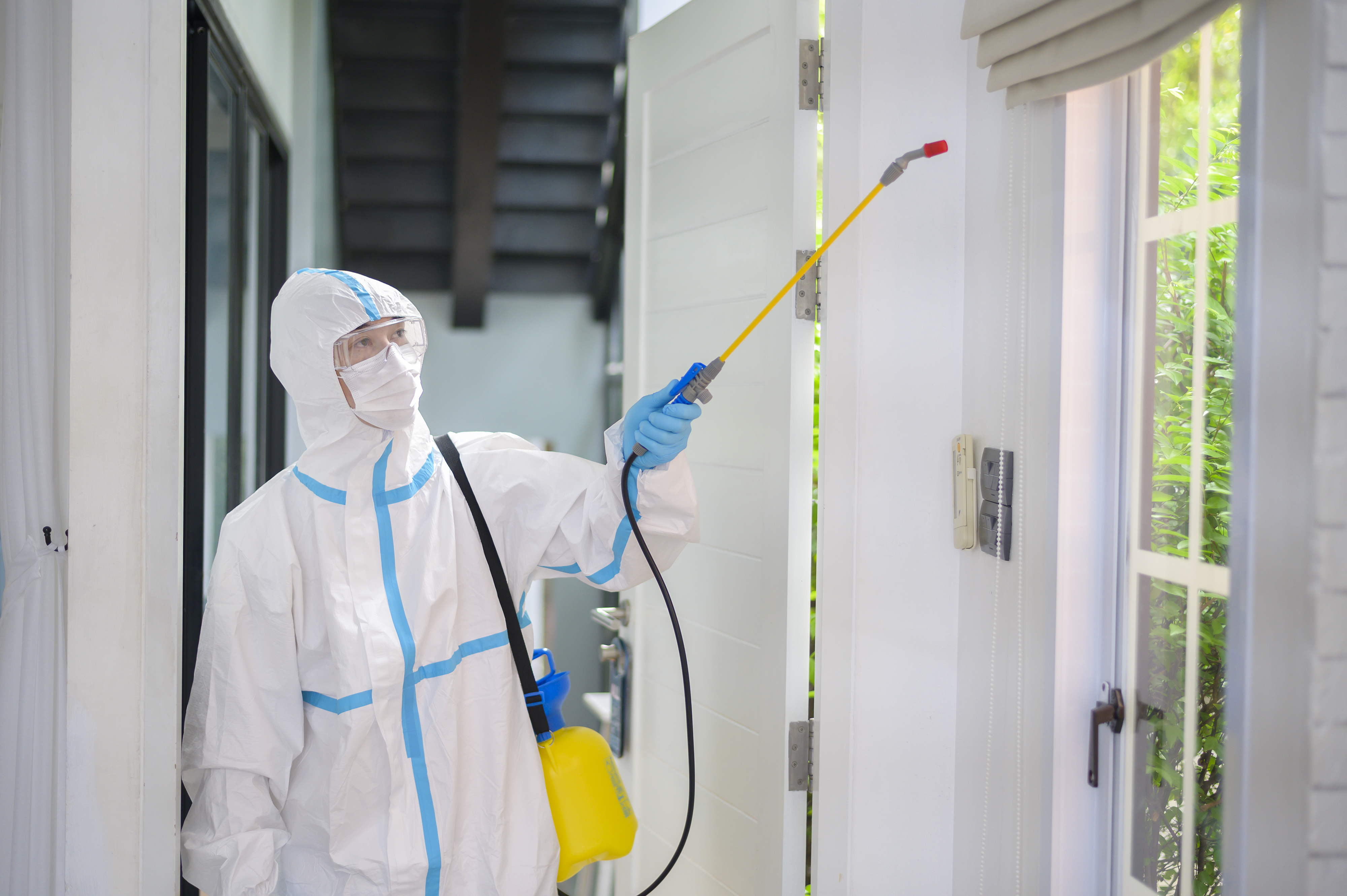 Technicien ALS en tenue de protection, traitement par pulvérisation ciblée